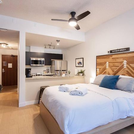 Newly Renovated Ski In Out W Pool 2 Hot Tubs Whistler Eksteriør billede