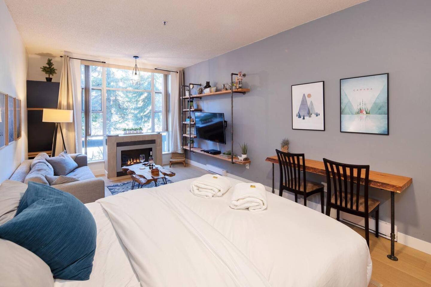 Newly Renovated Ski In Out W Pool 2 Hot Tubs Whistler Eksteriør billede