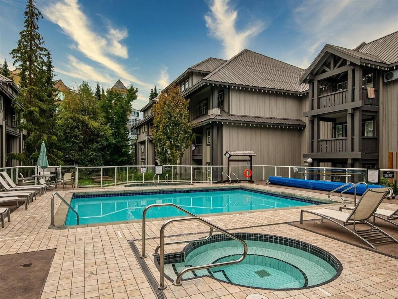 Newly Renovated Ski In Out W Pool 2 Hot Tubs Whistler Eksteriør billede