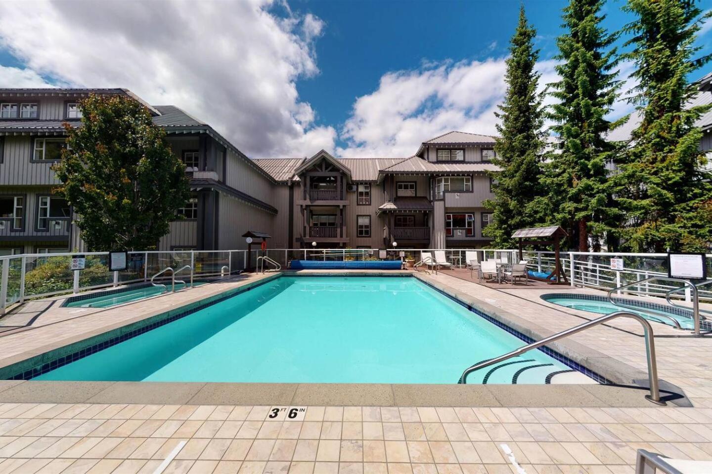 Newly Renovated Ski In Out W Pool 2 Hot Tubs Whistler Eksteriør billede